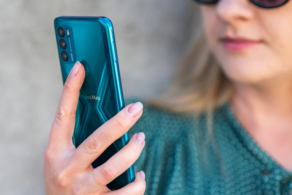 Wygoda i bezpieczeństwo Smartfon z Face ID i czytnikiem linii papilarnych