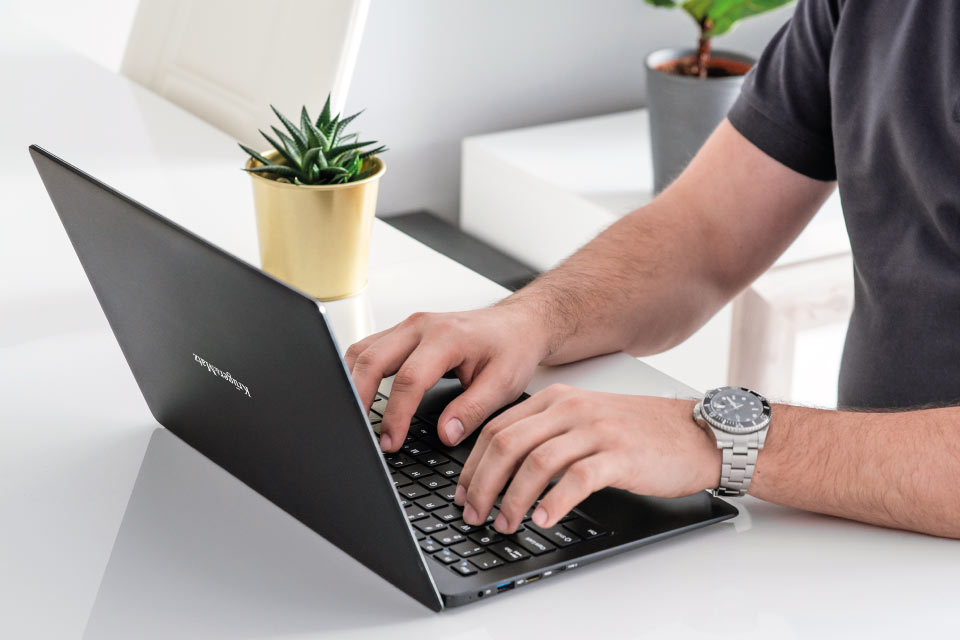 Mocne wsparcie Ultrabook z mocną baterią