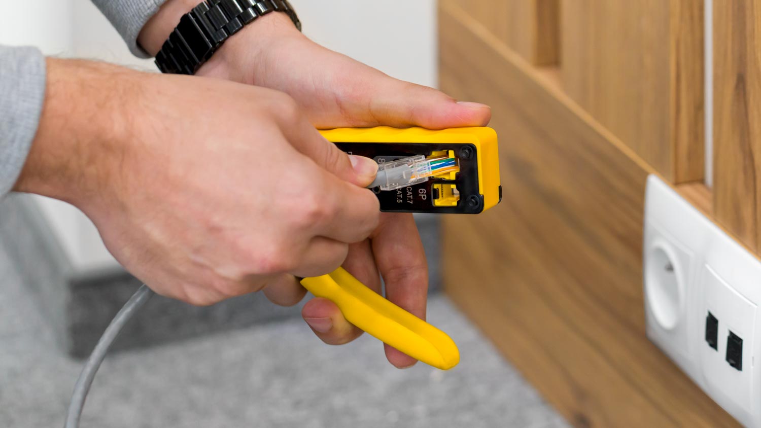 Zaciskarka wtyków przelotowych RJ45/RJ12 Zaciskarka wtyków przelotowych RJ45/RJ12
