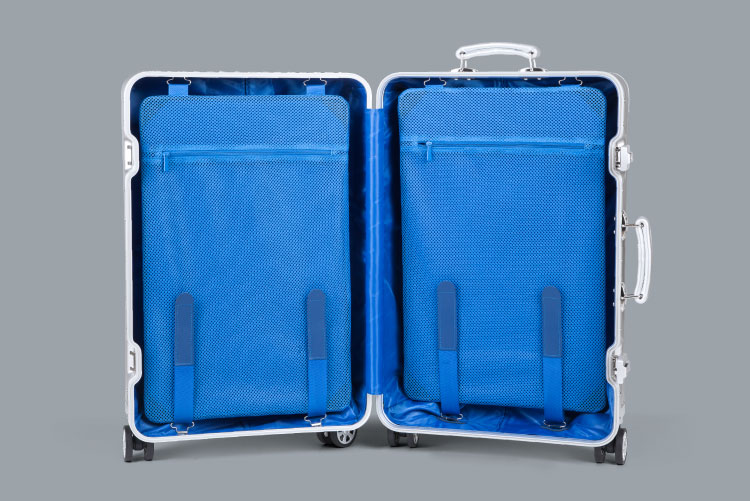 Wyściełana miłą w dotyku niebieską podszewką wewnętrzna przestrzeń walizki Kruger&Matz składa się z pojemnej komory na rzeczy osobiste. Wygodę pakowania zapewniają dwie regulowane pasami na rzepy przegródki do oddzielenia pakowanych rzeczy, które mogą służyć także jako kieszenie na drobiazgi.    
