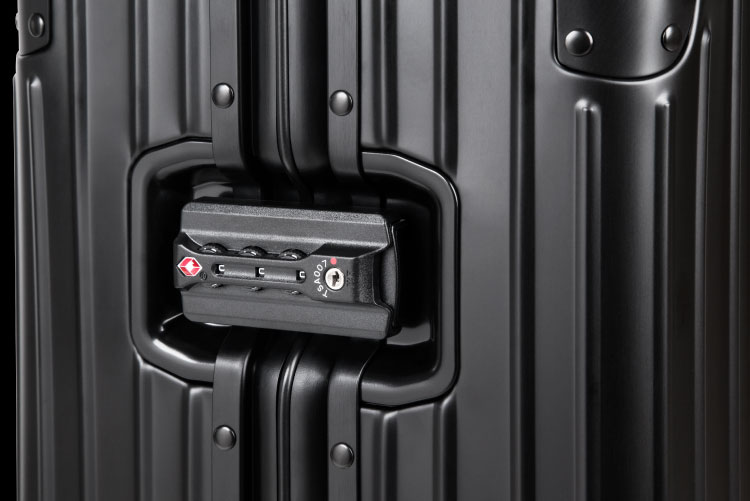 System zamykania walizki Kruger&Matz stanowią klamry wyposażone w nowoczesny zamek szyfrowany funkcją TSA, bardzo przydatny w przypadku kontroli celnej. Gwarantuje on szybkie i co ważne bezinwazyjne otwarcie oraz zamknięcie walizki, bez uszkodzenia zamka.  