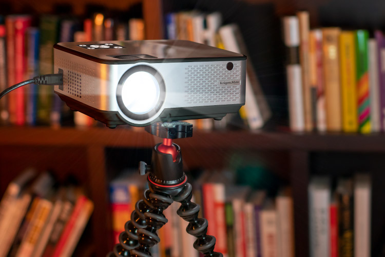 Projektor LED Kruger&Matz montowany do statywu