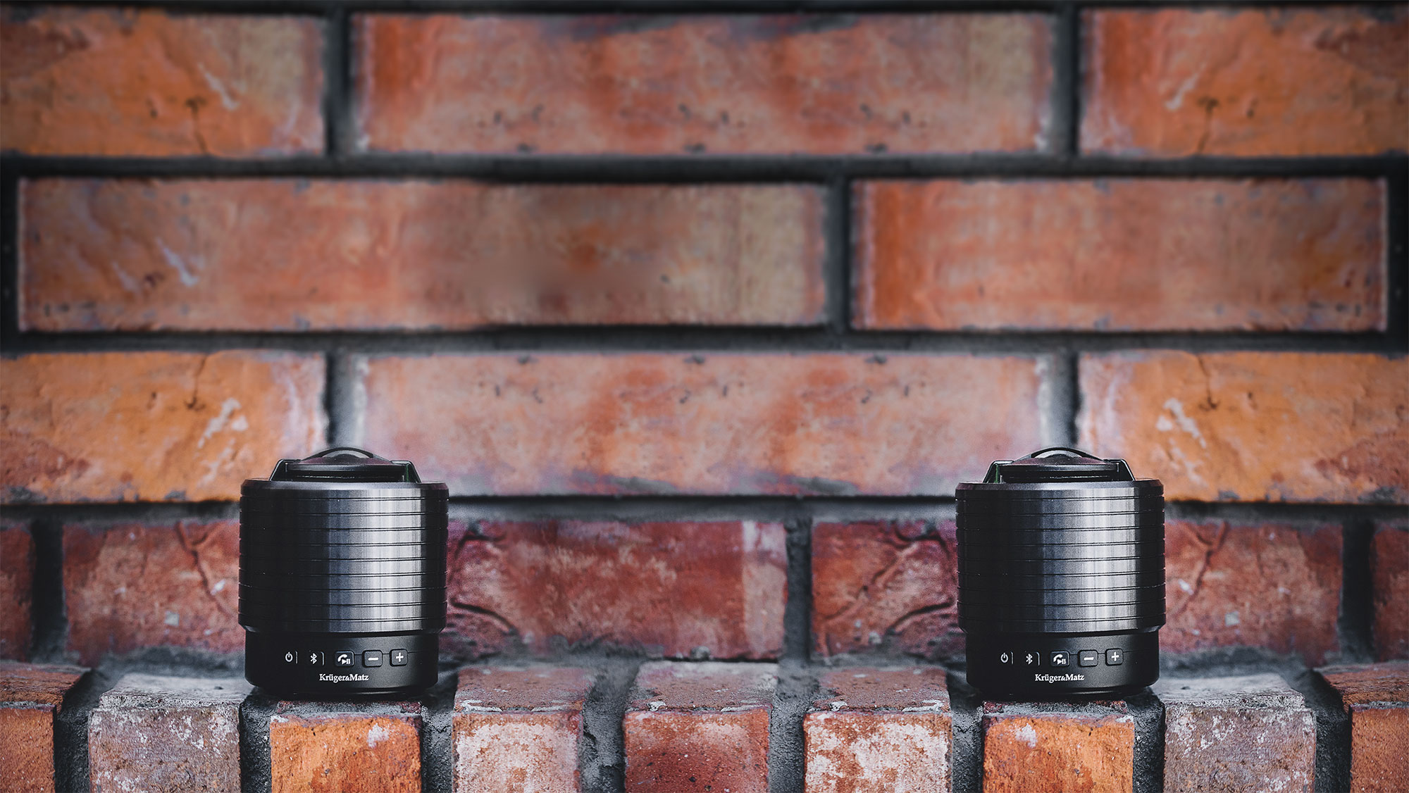 Kruger&Matz Solo XL został wyposażony w dwa głośniki – tweeter i subwoofer. Jeśli jednak jest to dla Ciebie za mało możesz podwoić dawkę mocy i sparować urządzenie z drugim głośnikiem Solo XL tworząc doskonale brzmiący zestaw stereo.  